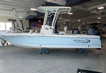 2023 Robalo 226 Cayman Ice Blue/White Boat